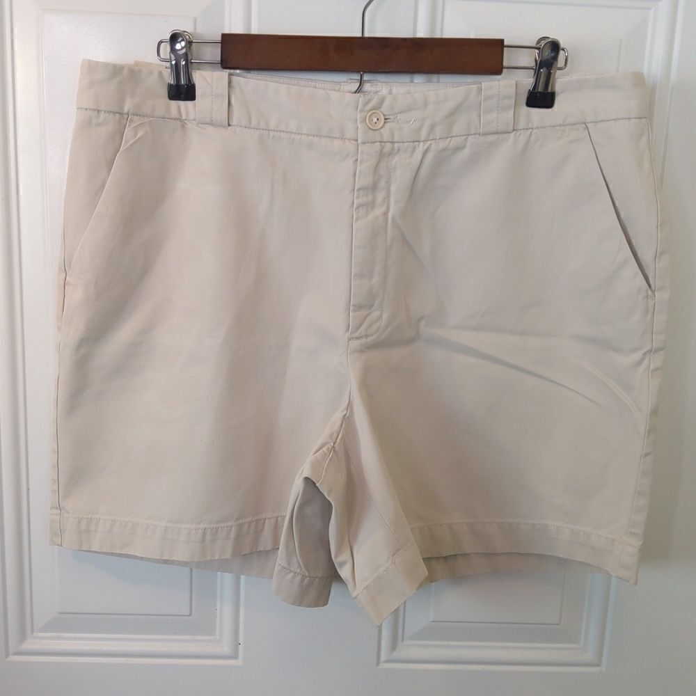 Gap light khaki color zip front for pocket shorts